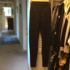 Jet black lululemon wonder under size 4